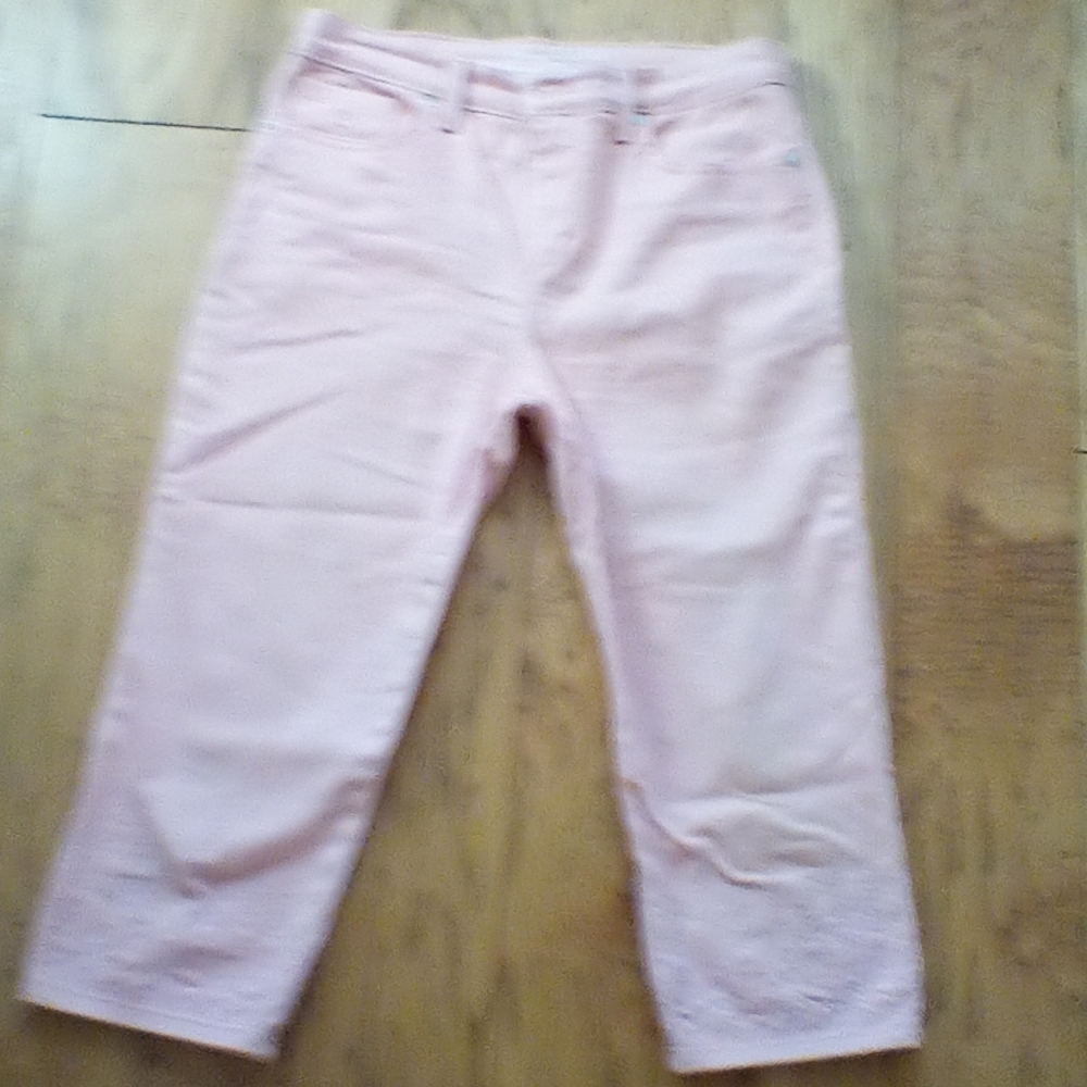 Gloria Vanderbilt ladies capri pants size 6p. Salmon color.